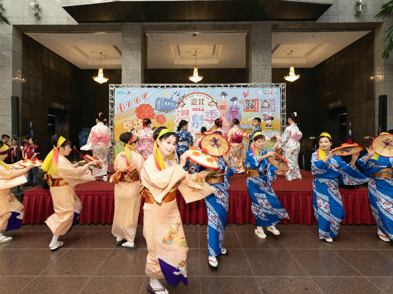 逸仙國小及華山小琴會日本舞踊表演「花笠舞」為記者會揭開序幕